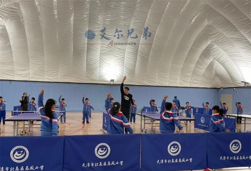 學生們正在新體育館內(nèi)上課