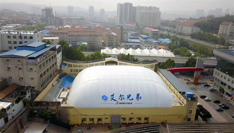 不受場(chǎng)地限制，可以在樓頂上建設(shè)的充氣體育館